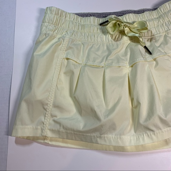 Size 4 Lululemon pale yellow leader of the track active skirt - Picture 4 of 15
